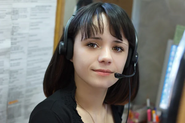 Fiatal gyönyörű lány telefonos operátor — Stock Fotó