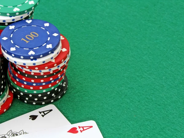 Покерная сцена - пара тузов с фишками — стоковое фото