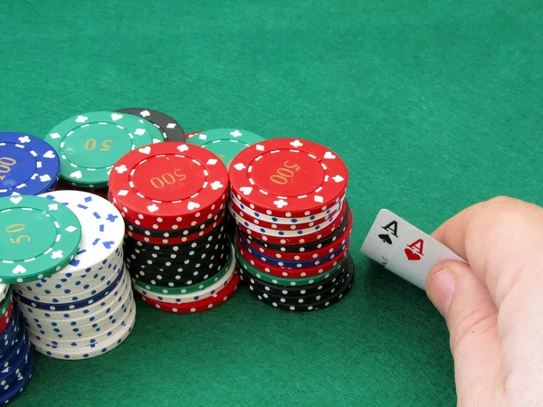 Escena de poker - Par de ases en la mano — Foto de Stock