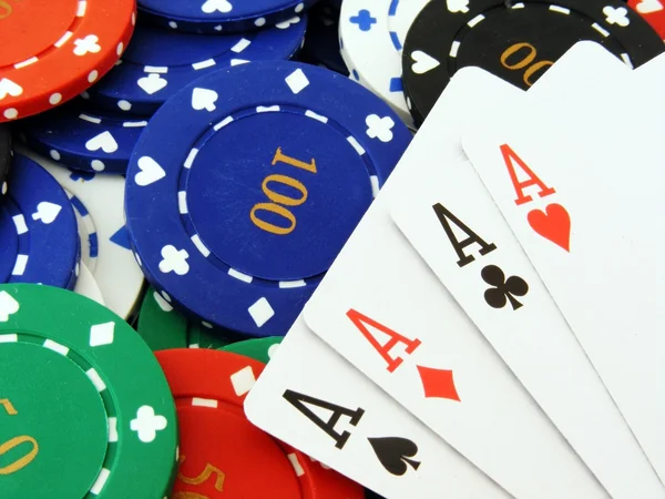 4 тузи на покерних чіпах крупним планом — стокове фото
