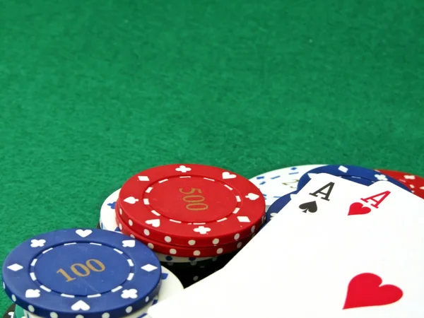 Покерная сцена - тузы и фишки — стоковое фото