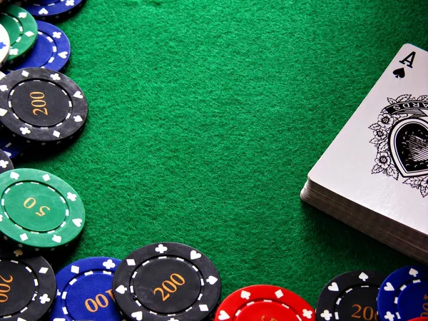 Cena de poker - Pacote de cartões e fichas — Fotografia de Stock