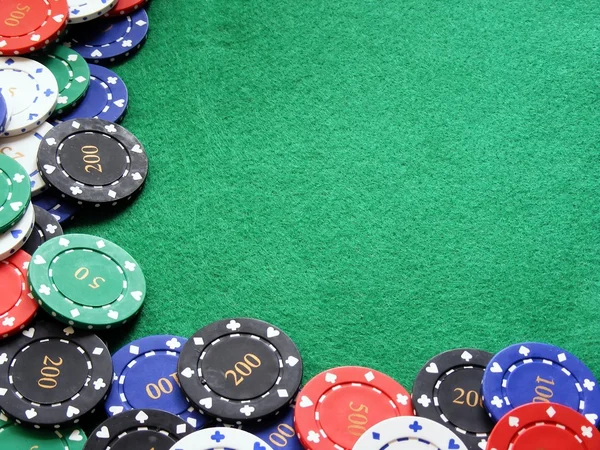 Покерні фішки на зеленому фетрі покерного столу — стокове фото