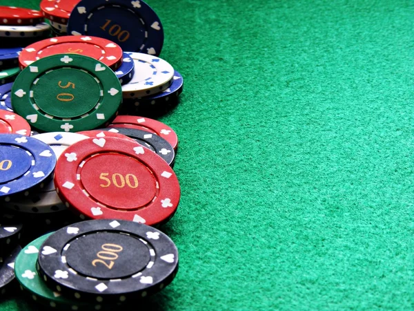 Jetons de poker sur table de poker feutre vert — Photo