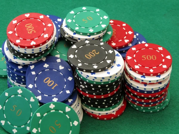 Uma pilha de fichas de poker em feltro verde — Fotografia de Stock