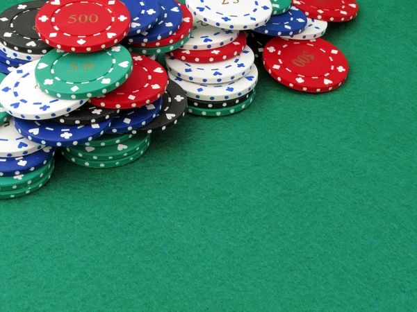 緑のフェルトのポーカー テーブルの上のポーカー チップ — ストック写真