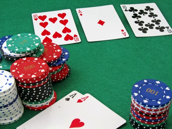Покерная сцена с аншлагами и фишками — стоковое фото