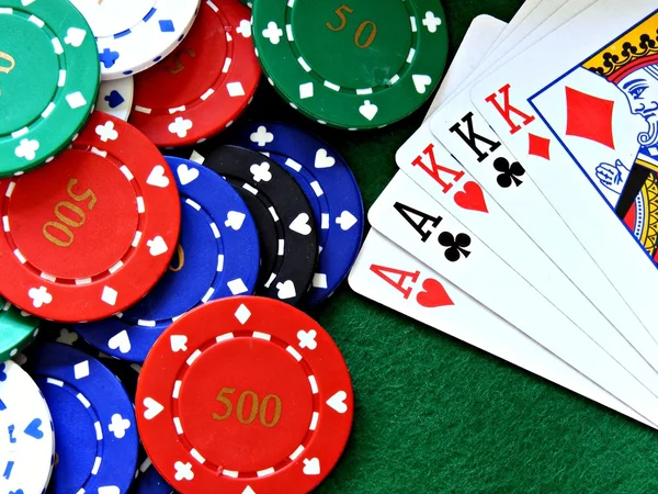 Póker kéz teljes ház chips — Stock Fotó