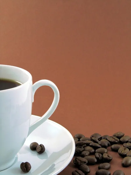 Tazza bianca di caffè e fagioli — Foto Stock