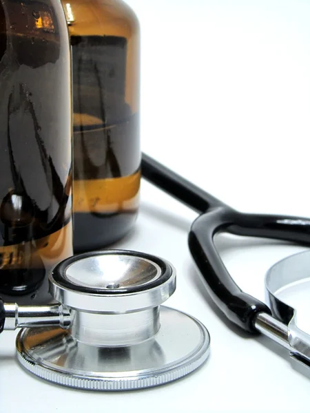 Stethoscoop & geneeskunde flessen — Stockfoto