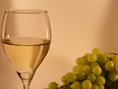 kadeh beyaz şarap ve üzüm