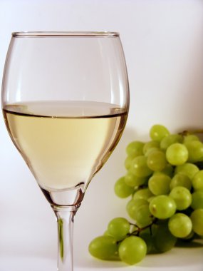 kadeh beyaz şarap ve üzüm