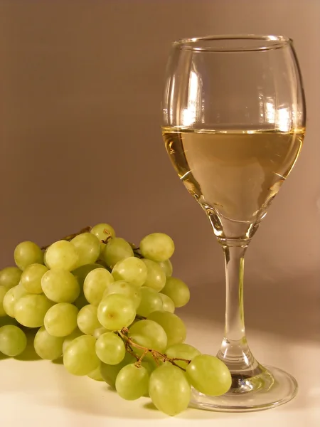 Verre de vin blanc et de raisins — Photo