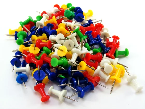 Een stapel van gekleurde thumbtacks — Stockfoto