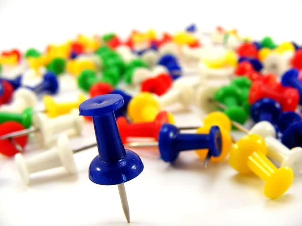 Coloured thumbtacks with DOF — Stock Photo, Image