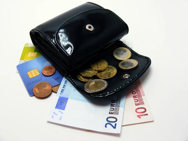Un monedero abierto con euro moneda y tarjetas de crédito — Foto de Stock