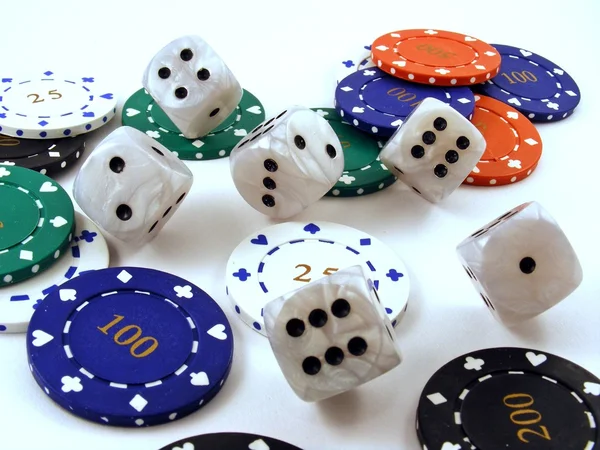 Rolling dados sobre fichas de póquer —  Fotos de Stock