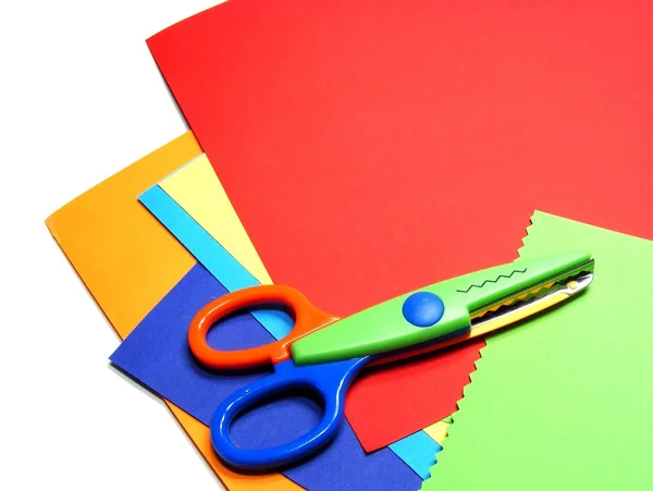 Цветная открытка и ножницы — стоковое фото