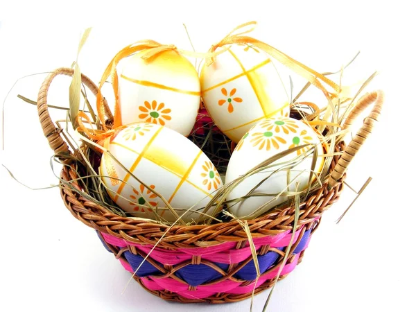 Χειροποίητη Πασχαλινά Αυγά Ένα Καλάθι Λευκό Φόντο — Φωτογραφία Αρχείου