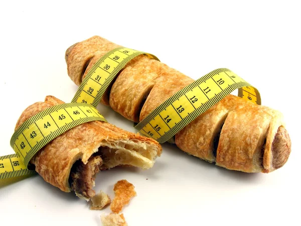 ダイエット 健康概念を食べて測定テープを巻きソーセージ — ストック写真
