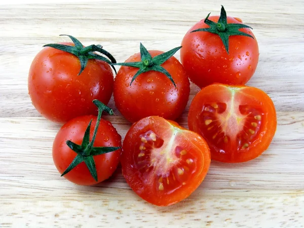 Ahşap tahta üzerinde domates — Stok fotoğraf