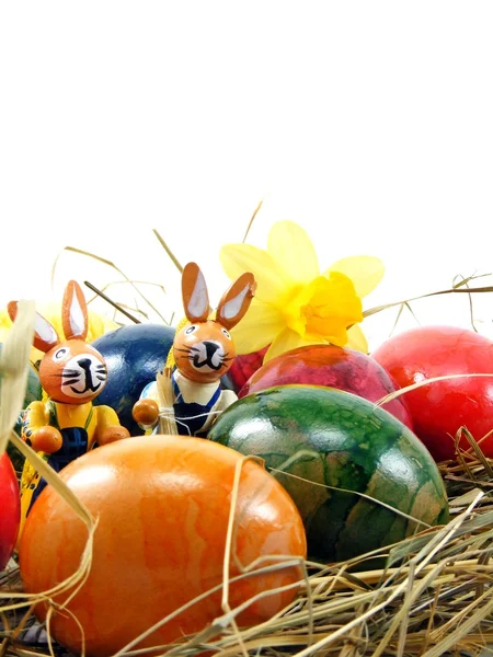 Huevos Pascua Brillantes Decoraciones Conejitos Sobre Fondo Hierba —  Fotos de Stock