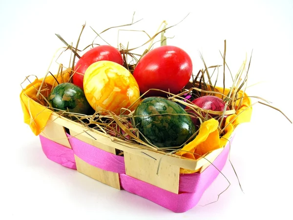 Huevos de Pascua en una cesta — Foto de Stock