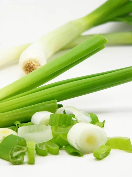 Chopped spring onions with whole onions — Stock Photo, Image