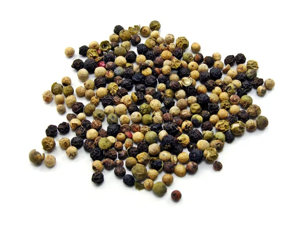 Peppercorns no fundo branco — Fotografia de Stock