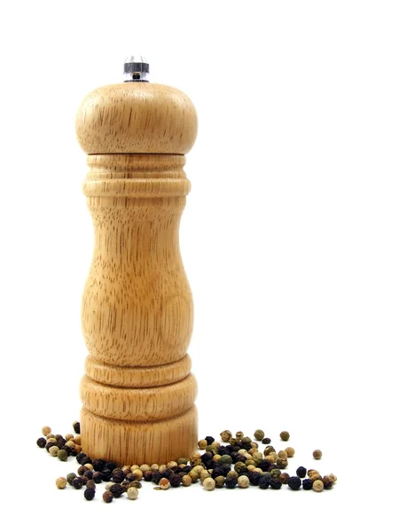 Un macinapepe in legno con grani di pepe — Foto Stock