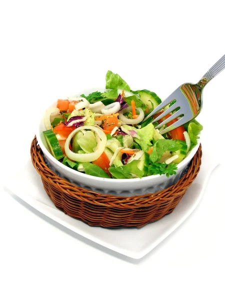 Смешанный салат в корзине — стоковое фото