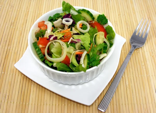 Une salade mixte sur place mat — Photo