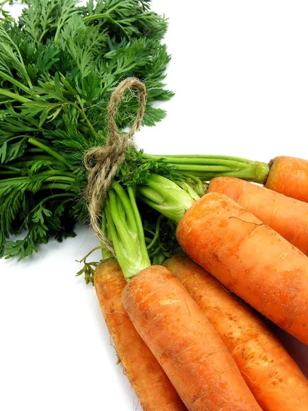 Zanahorias frescas atadas juntas —  Fotos de Stock