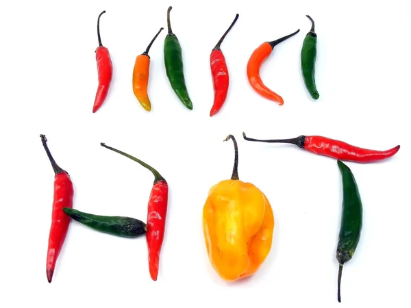 Uma seleção de pimentas mistas em um fundo branco — Fotografia de Stock