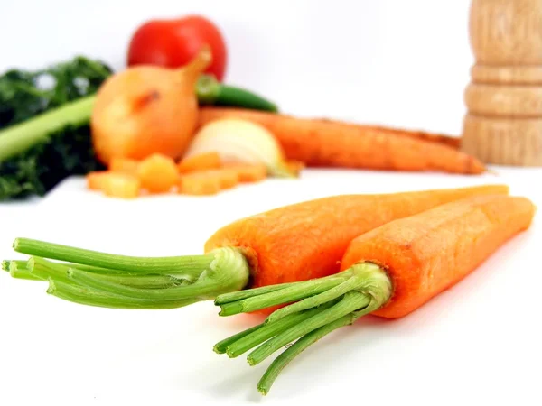 Cenouras frescas e outros produtos hortícolas — Fotografia de Stock