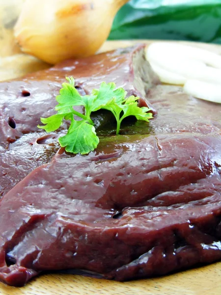 Hígado fresco e ingredientes vegetales — Foto de Stock