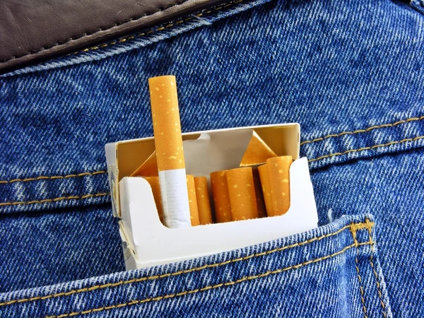 在后面的口袋里的香烟 — 图库照片