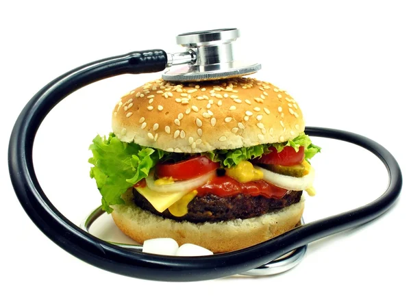 Cheesesburger ve beyaz arka plan üzerinde stetoskop — Stok fotoğraf