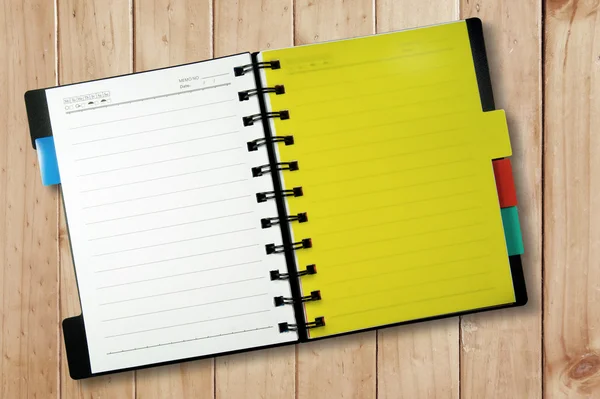 Cuaderno amarillo ABIERTO Imagen de stock