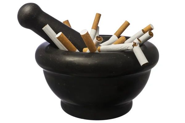Raucherentwöhnung - Stößel mit Zigaretten isoliert über Weiß — Stockfoto