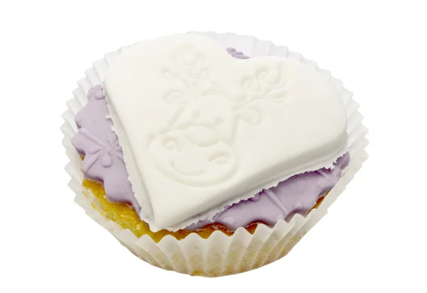 Cupcake con corazón aislado sobre blanco —  Fotos de Stock