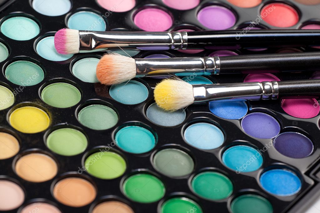 Eyeshadow kit with three makeup brushes — Stock Photo © shotsstudio 5342077