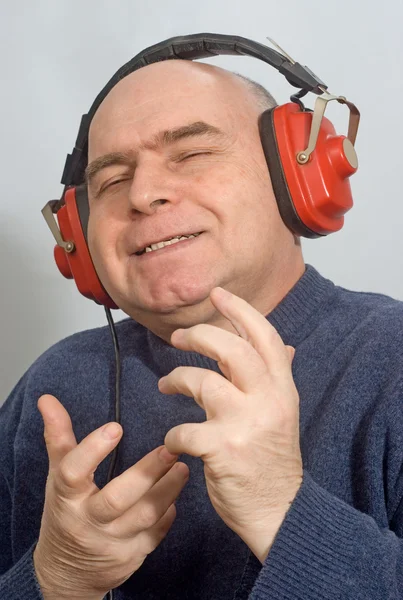 Człowiek ze słuchawkami słuchający muzyki — Zdjęcie stockowe