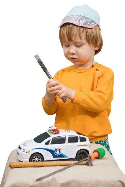 Дитячий хлопчик спадкоємець дитинства грає на іграшковому інструменті ремонт — стокове фото