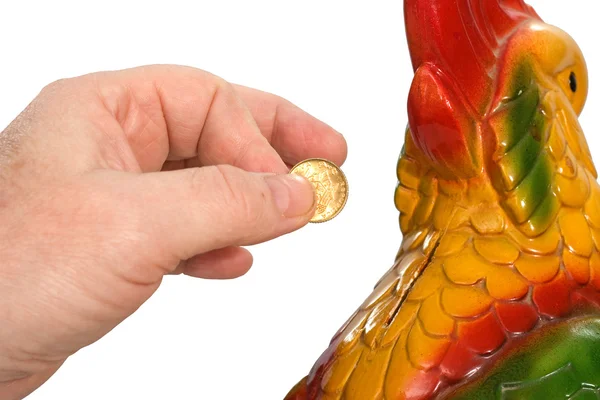 Ręką Człowieka Stawia Złotych Monet Ceramicznych Skarbonka — Zdjęcie stockowe