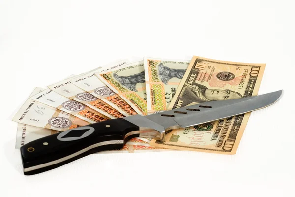 Auf Den Banknoten Verschiedener Länder Liegt Ein Scharfes Messer Gefahrenabwehr — Stockfoto