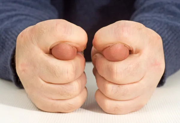 Dedos Mãos Masculinas Dobrado Gesto Figo Recusa Ganância — Fotografia de Stock