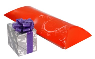 hediyeleri Noel için kırmızı ve gümüş kutu. Beyaz bir arka plan resmi.