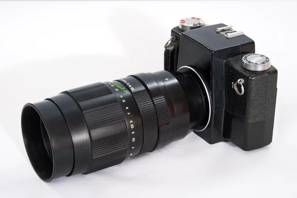 SLR camera met een grote lens. — Stockfoto