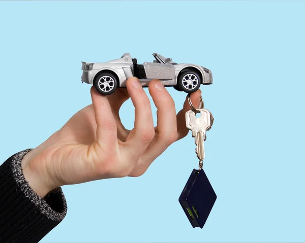 つのおもちゃの車手で男性に固執するキー — ストック写真